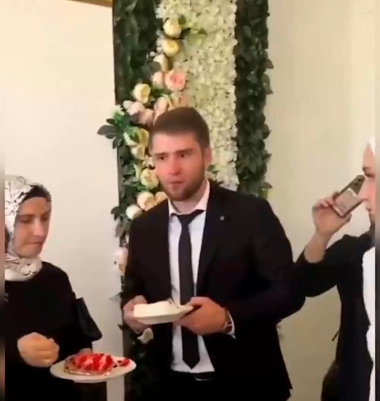 Düğün pastasını geline değil annesine verdi - Resim: 4
