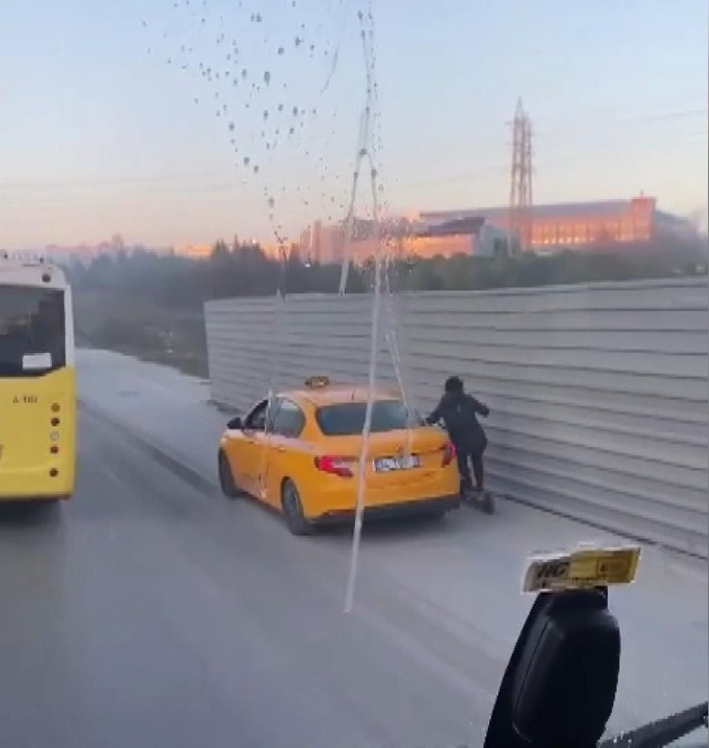 Esenyurt'ta taksici kaldırımdaki scooterlı kadına çarptı - Resim: 2
