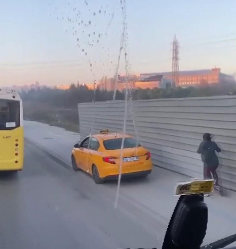 Esenyurt'ta taksici kaldırımdaki scooterlı kadına çarptı - Resim: 3
