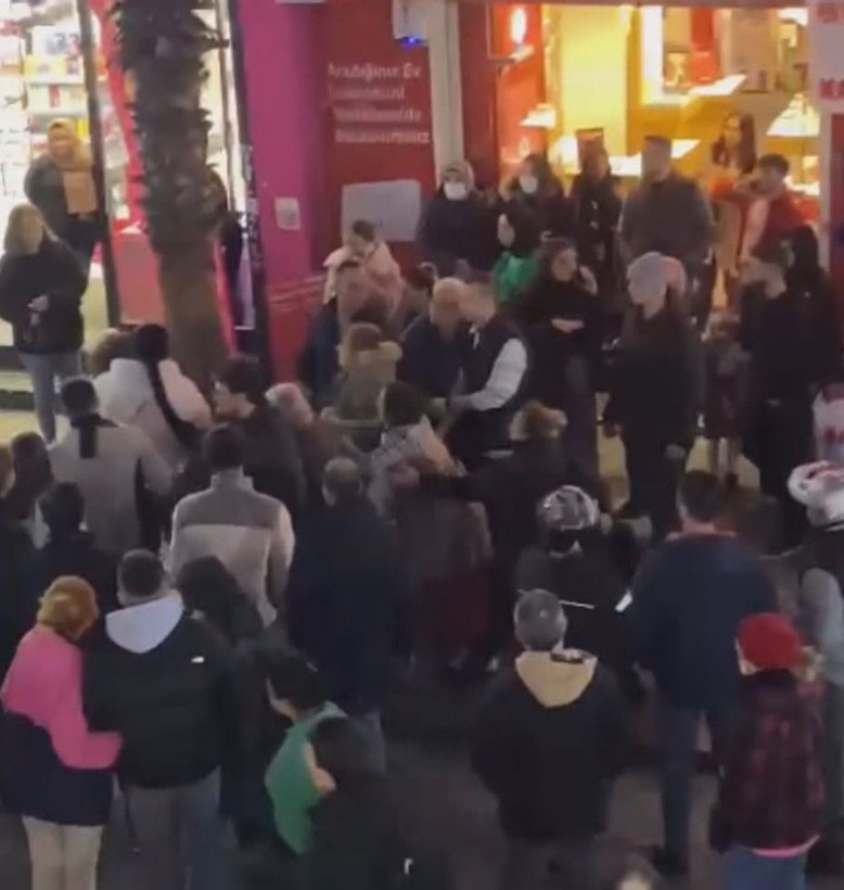 Eşiyle el ele gördüğü kadınla saç baş kavga etti, kimse ayıramadı - Resim: 1