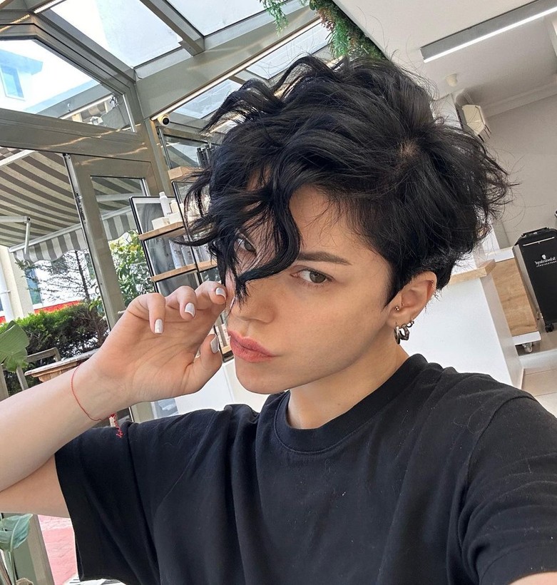 İmaj değiştiren Merve Boluğur saçlarını kısacık kestirdi! Kendini Kristen Stewart'a benzetti - Resim: 11
