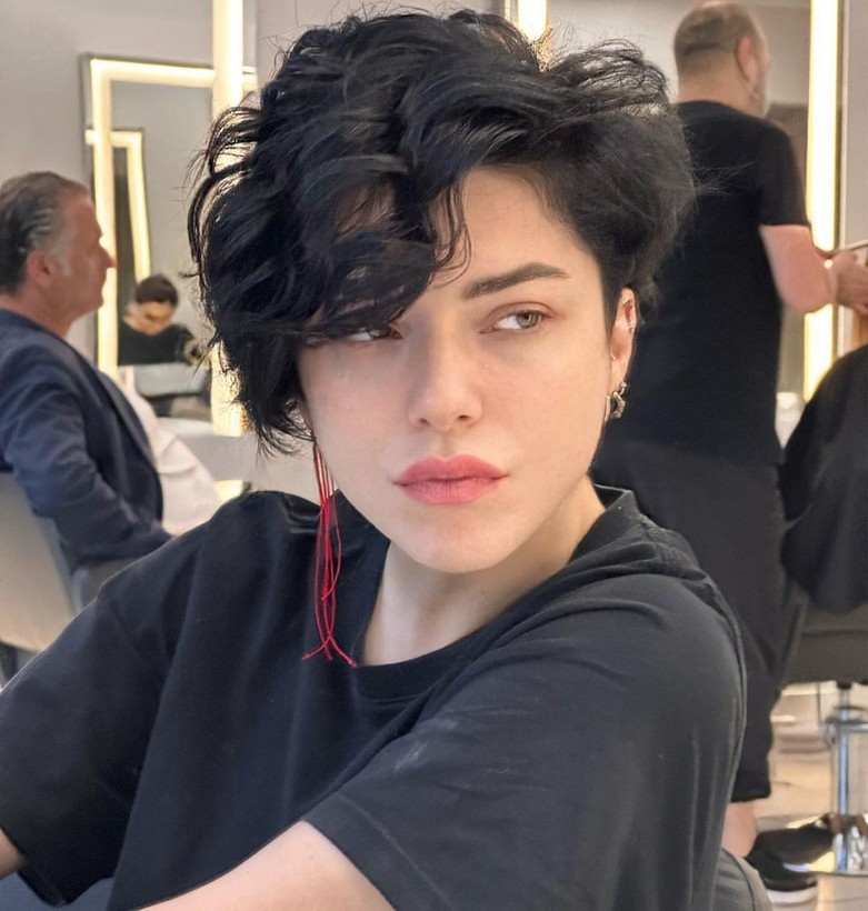 İmaj değiştiren Merve Boluğur saçlarını kısacık kestirdi! Kendini Kristen Stewart'a benzetti - Resim: 13