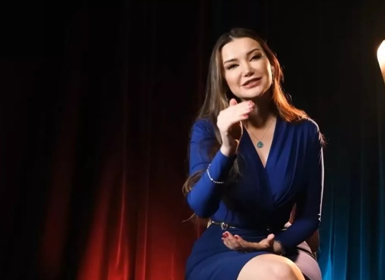 Armağan Çağlayan'ın sunduğu 'Gör Beni' programına konuk olan Uzman Klinik Psikolog Esra Ezmeci "Eczacı kızıyım enerjiye ve yağların gücüne çok inanıyorum" - Resim: 4