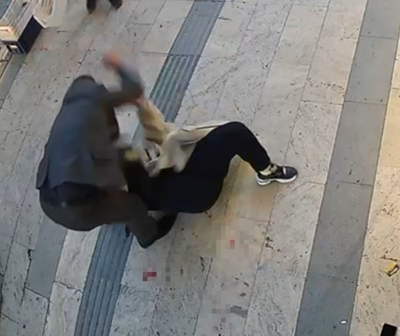 Boşanma aşamasındaki eşinin bıçaklı saldırısına uğrayan kadını esnaf meyve kasalarıyla kurtardı - Resim : 1