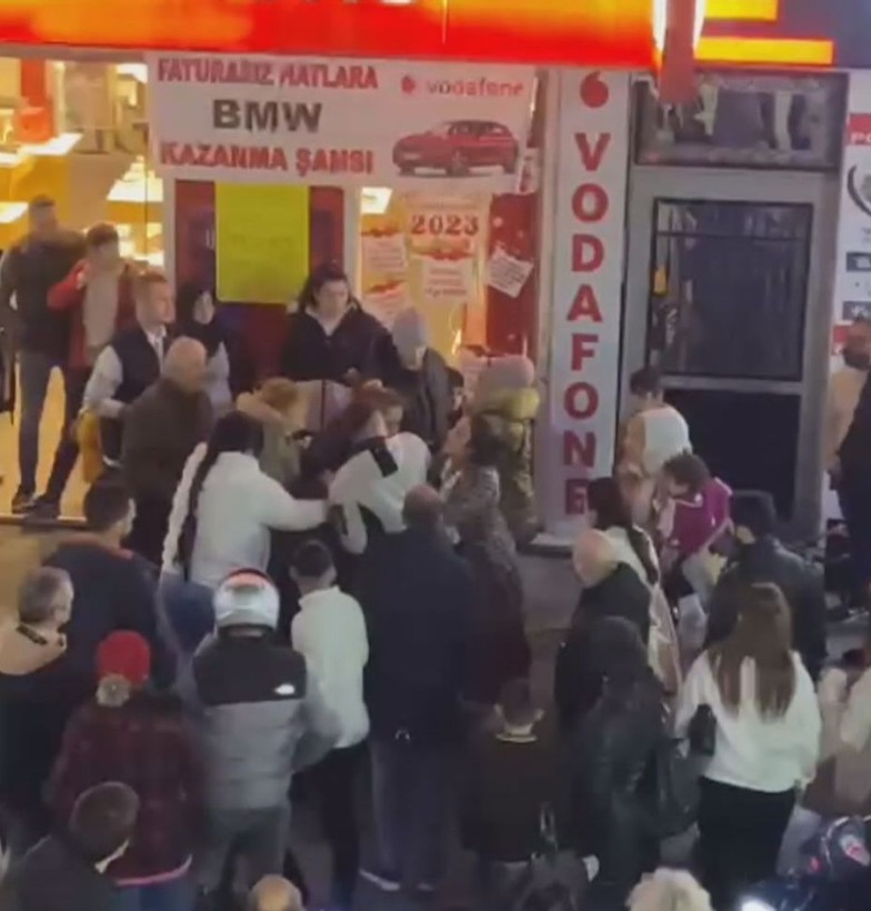 Eşiyle el ele gördüğü kadınla saç baş kavga etti, kimse ayıramadı - Resim: 2