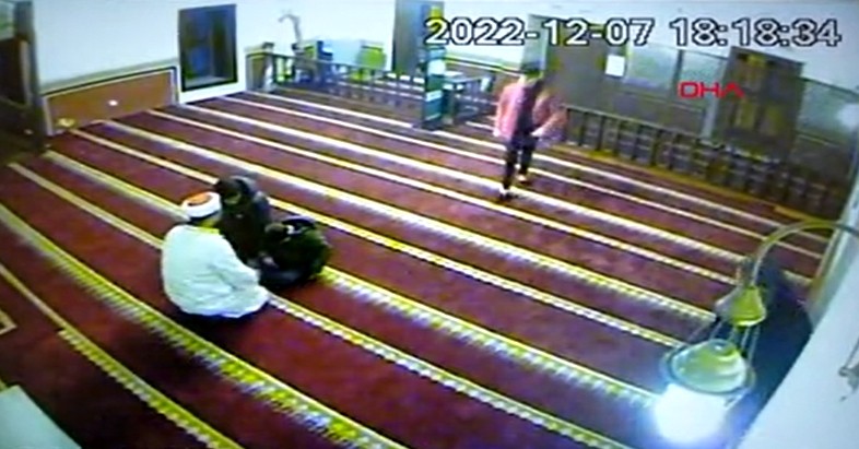 Bursa Osmangazi'de cami imamı engelli bir çocuğu cemaatin içine alarak hem çocuğu sevindirdi hem de görenlere örnek oldu - Resim : 2