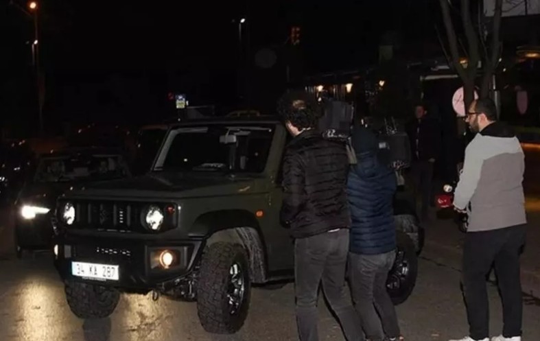 Caddebostan'da mekandan çıkarken objektiflere yakalanan Uraz Kaygılaroğlu'nun korumaları basın mensuplarına saldırdı! - Resim: 8