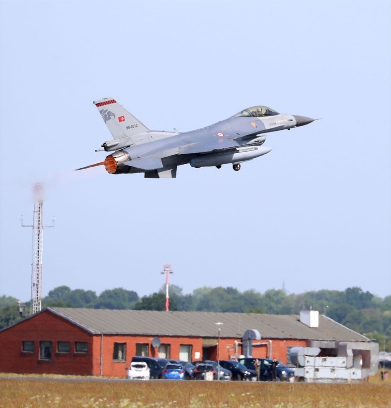 NATO, tarihinin en büyük hava tatbikatı Air Defender 2023'e hazır: Türk Hava Kuvvetlerine ait F-16 uçaklarına ve personeline ilgi çoktu - Resim: 1