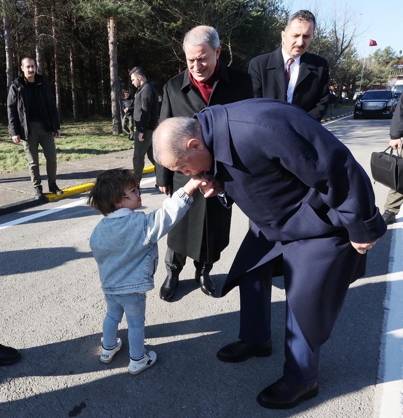 Cumhurbaşkanı Erdoğan elini öpen minik Zayn’a elini öperek karşılık verdi - Resim: 3