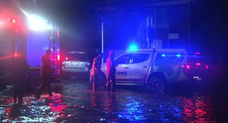 Türkiye sağanağa teslim! İzmir'de deniz karayla birleşti! İstanbul'da binaların çatısı uçtu - Resim: 19