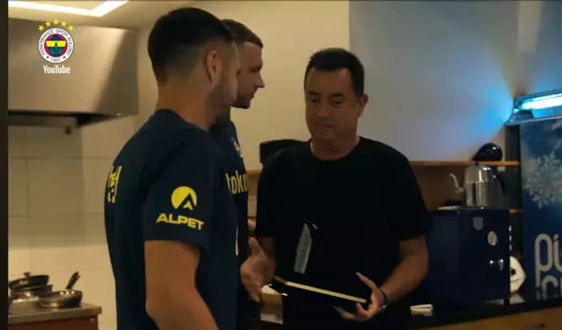 Fenerbahçe'den ayrılan Tadic ve Dzeko'ya mutfakta plaket verildi - Resim : 2