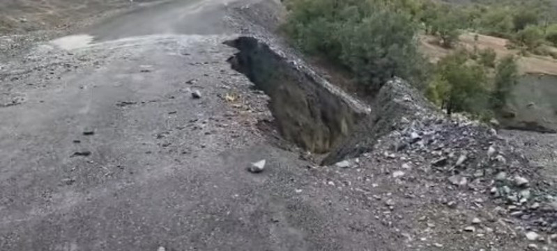 Yağış sonrası kaya parçaları düştü, yolda çökme oldu - Resim : 1