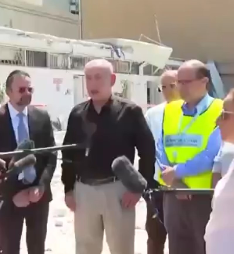 Netanyahu'nun panik anları! Konuşurken İran'ın saldırdığı binan çöktü - Resim : 2