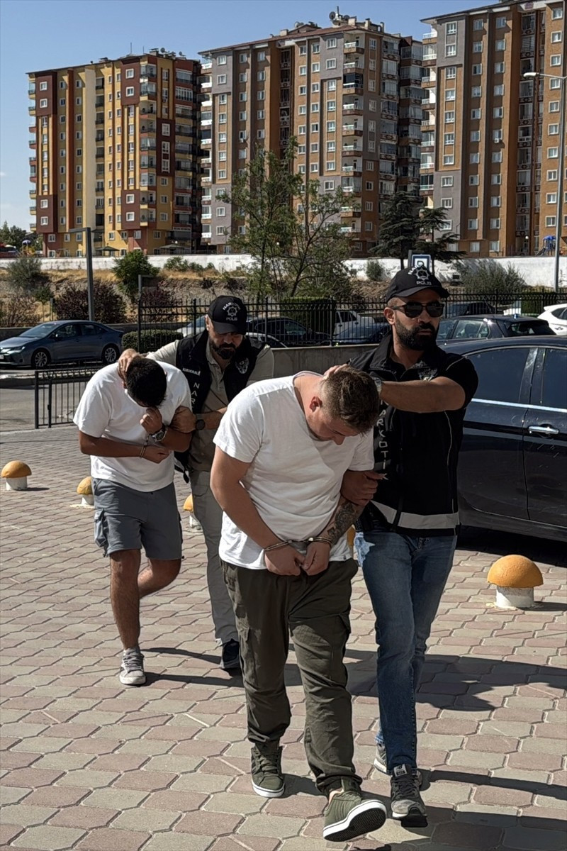 Kırıkkale'de düzenlenen uyuşturucu operasyonunda, 12 bin 963 sentetik uyuşturucu hap ele...