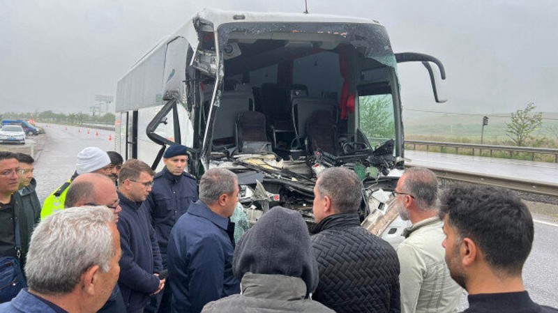 Son dakika! Balıkesir'de tur otobüsü TIR'a çarptı: 33 yaralı - Resim : 1
