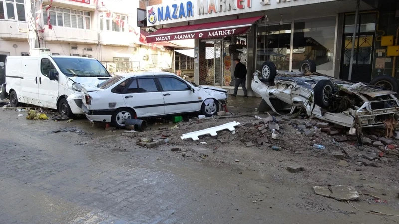 Samsun'daki sel felaketin boyutu gün ağarınca ortaya çıktı! Evleri su bastı araçlar ters döndü - Resim: 3
