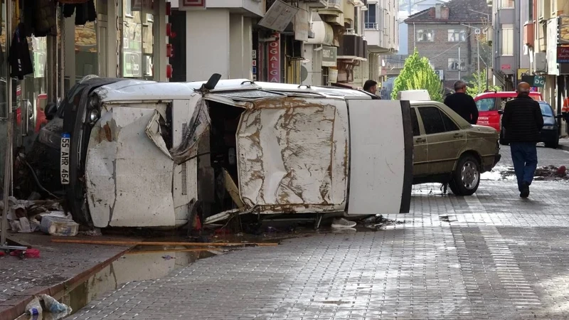 Samsun'daki sel felaketin boyutu gün ağarınca ortaya çıktı! Evleri su bastı araçlar ters döndü - Resim: 2