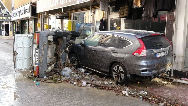 Samsun'daki sel felaketin boyutu gün ağarınca ortaya çıktı! Evleri su bastı araçlar ters döndü - Resim: 6