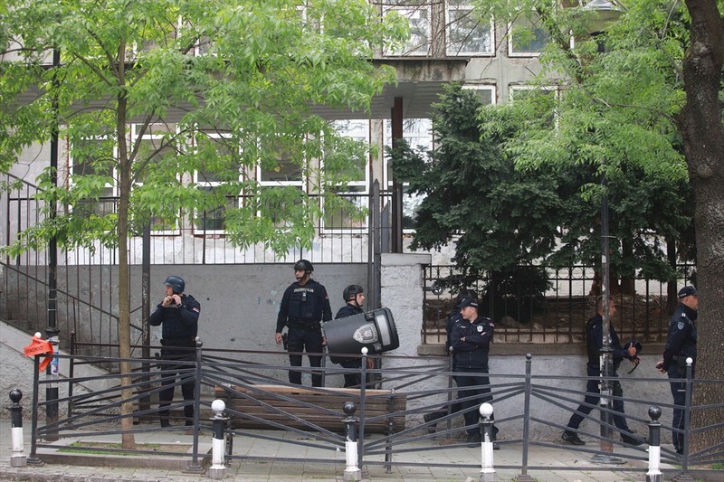 Sırbistan Belgrad'da bir silahlı saldırı daha! 2 günde 17 kişi öldü - Resim : 8