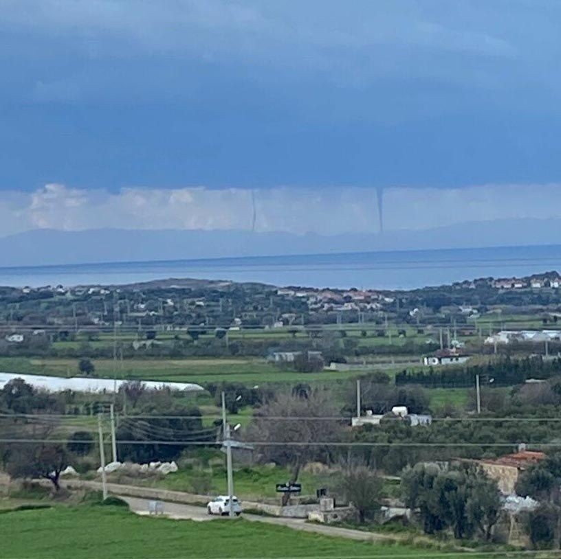 Çeşme'de aynı anda 8 hortumun çıktığı anlar görüntülendi! - Resim: 1