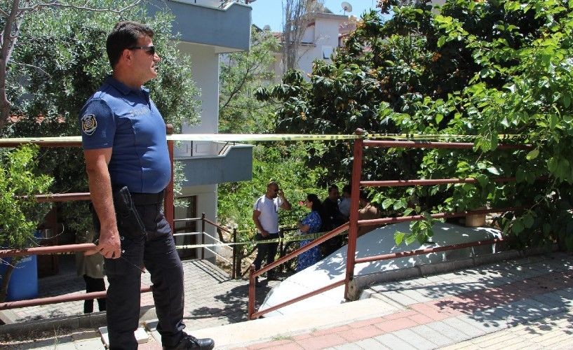 Gardırobun içinden vahşet çıktı! Tüyler ürperten olay komşuların ihbarıyla çözüldü! 70 yaşındaki kadının... - Resim: 9