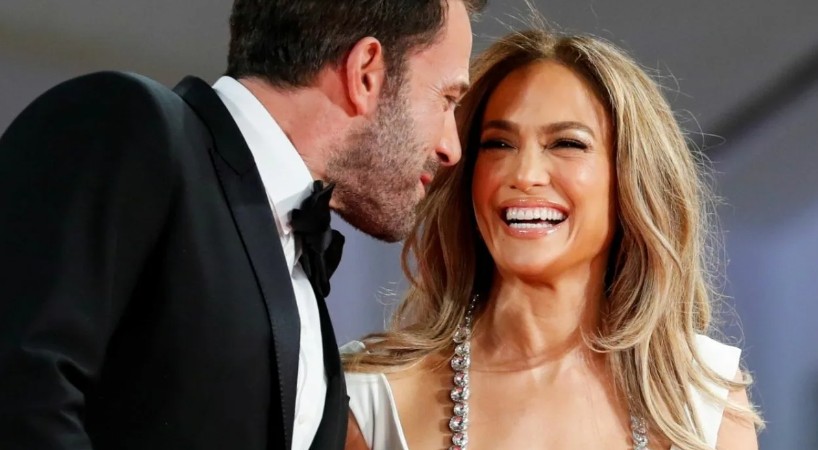 Jeniffer Lopez ve Ben Affleck çiftinden kırmızı halıda dillere düşecek hareket! Önce tartıştı sonra öpüşerek poz verdiler - Resim: 5
