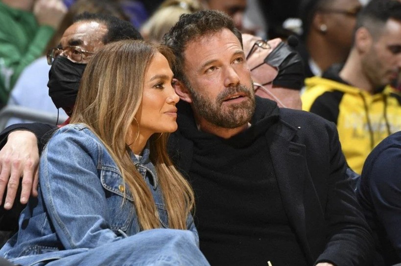 Jeniffer Lopez ve Ben Affleck çiftinden kırmızı halıda dillere düşecek hareket! Önce tartıştı sonra öpüşerek poz verdiler - Resim: 1