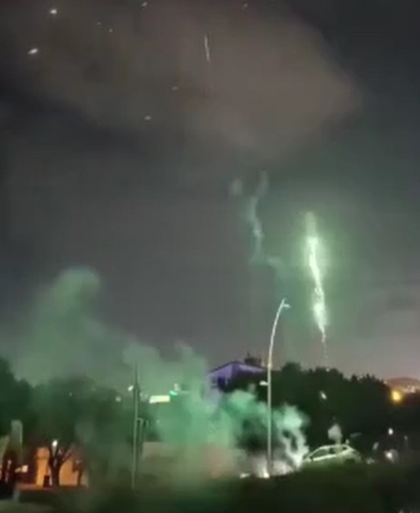 Beylikdüzü’nde yılbaşı eğlencesi için patlatılan havai fişekler kontrolden çıktı - Resim : 1