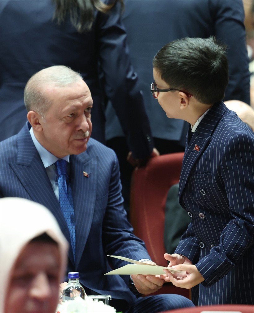 Cumhurbaşkanı Erdoğan gözyaşlarına hakim olamadı! 'En Uzun Gece' destanının ilk temsiline katıldı - Resim : 4
