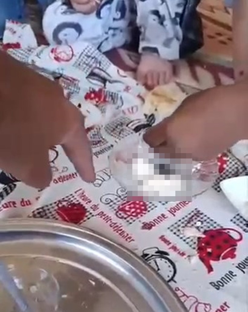 Diyarbakır'da çocuklara hayvan dışkısı yedirdiği iddia edilen üvey abi adli kontrolle serbest - Resim : 1