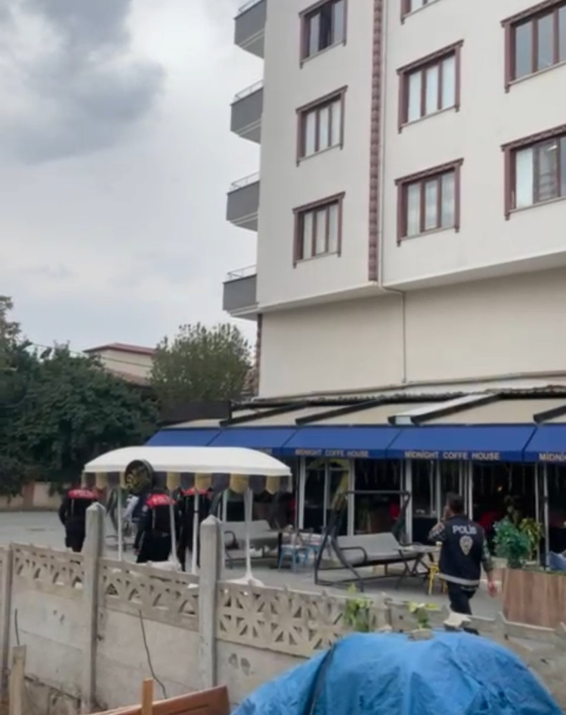 Balkona çıkarak dans eden kadın etrafa ateş etmeye çalıştı - Resim : 3