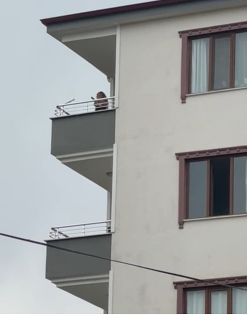 Balkona çıkarak dans eden kadın etrafa ateş etmeye çalıştı - Resim : 1