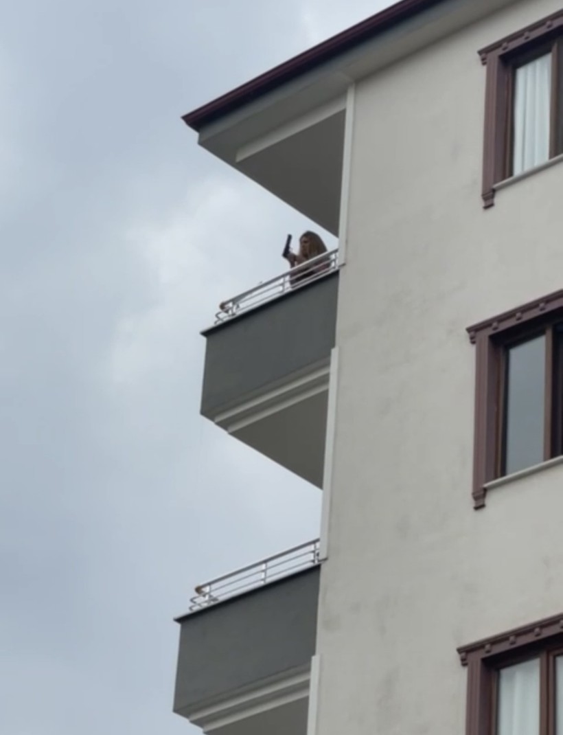 Balkona çıkarak dans eden kadın etrafa ateş etmeye çalıştı - Resim : 2