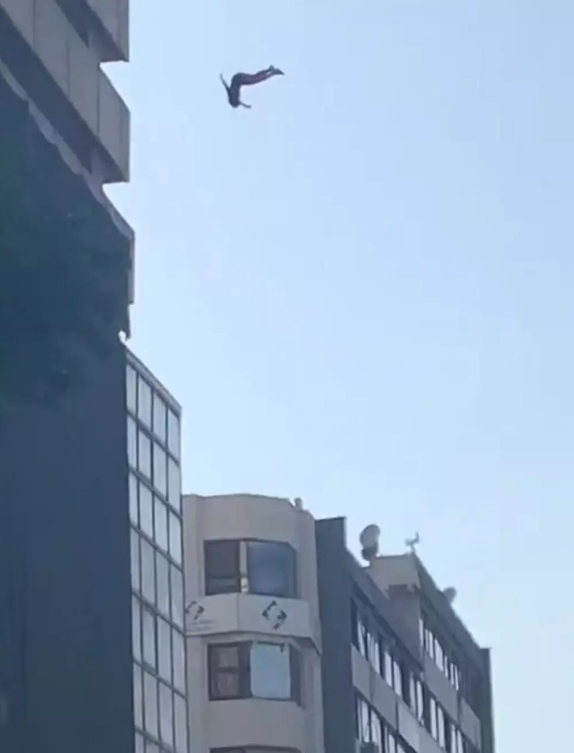 İzmir'de kendisini metrelerce yükseklikten aşağı atan 18 yaşındaki Azra Elibol ünlü ismin kızı çıktı! Şoke eden iddia... - Resim : 2