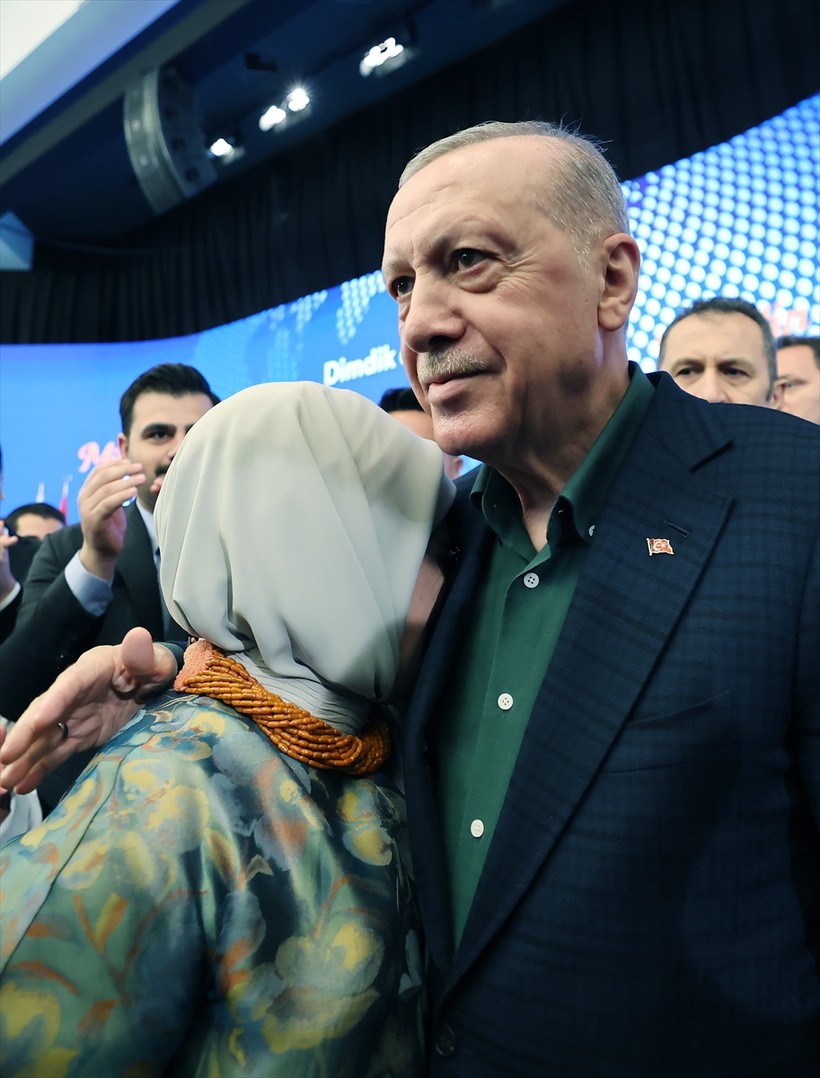 Tarihi konuşmada duygusal anlar: Emine Erdoğan eşine sarılarak ağladı - Resim : 2