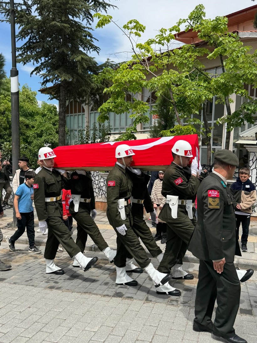 Gazi olduğunu cenazesinde öğrendiler: Manisa'da Kıbrıs gazisine hüzünlü veda - Resim : 2