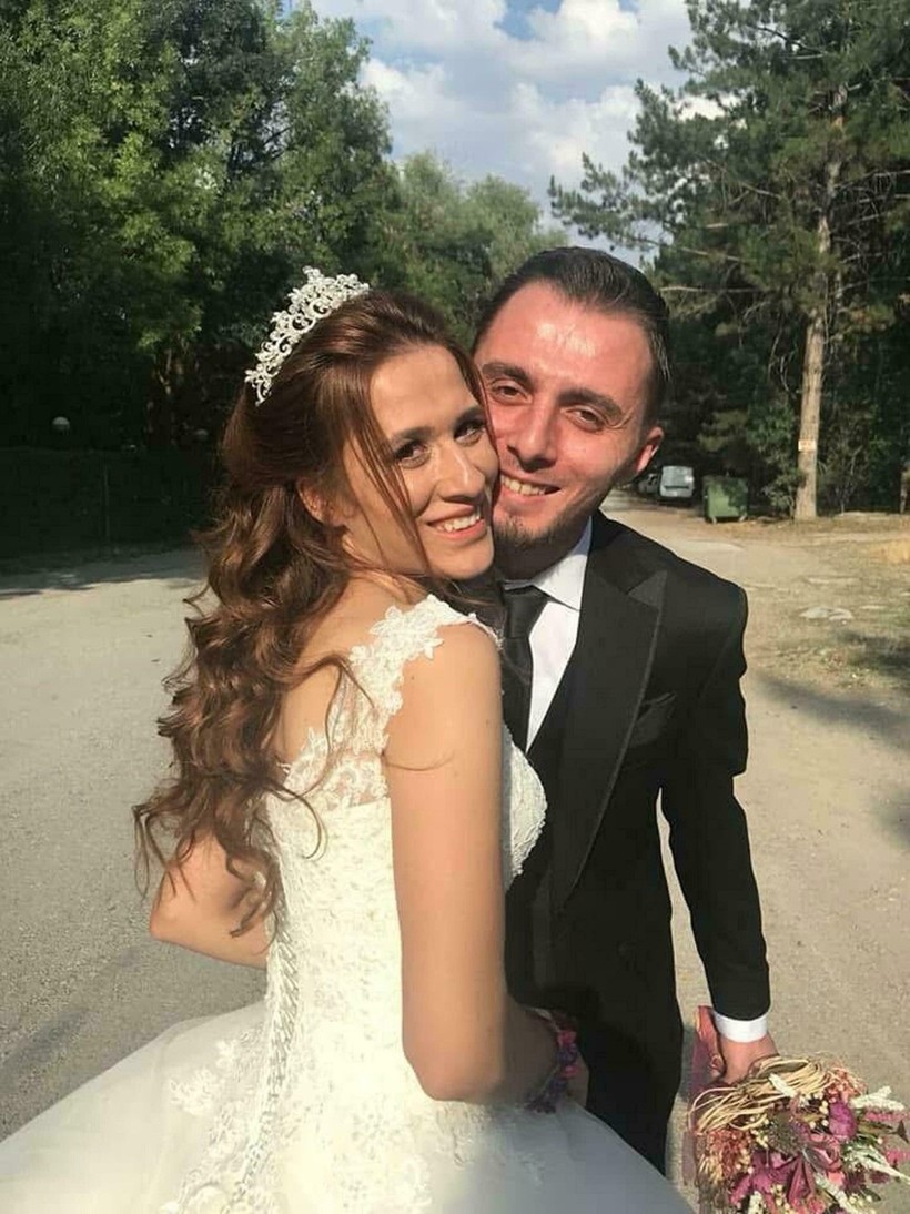 Üzerlerine dekoratif kemer devrilen çift, son yolculuklarına uğurlandı - Resim : 2
