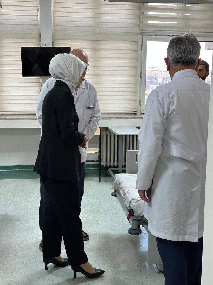 Bakan Göktaş, metan gazından zehirlenen askerleri ziyaret etti - Resim : 1