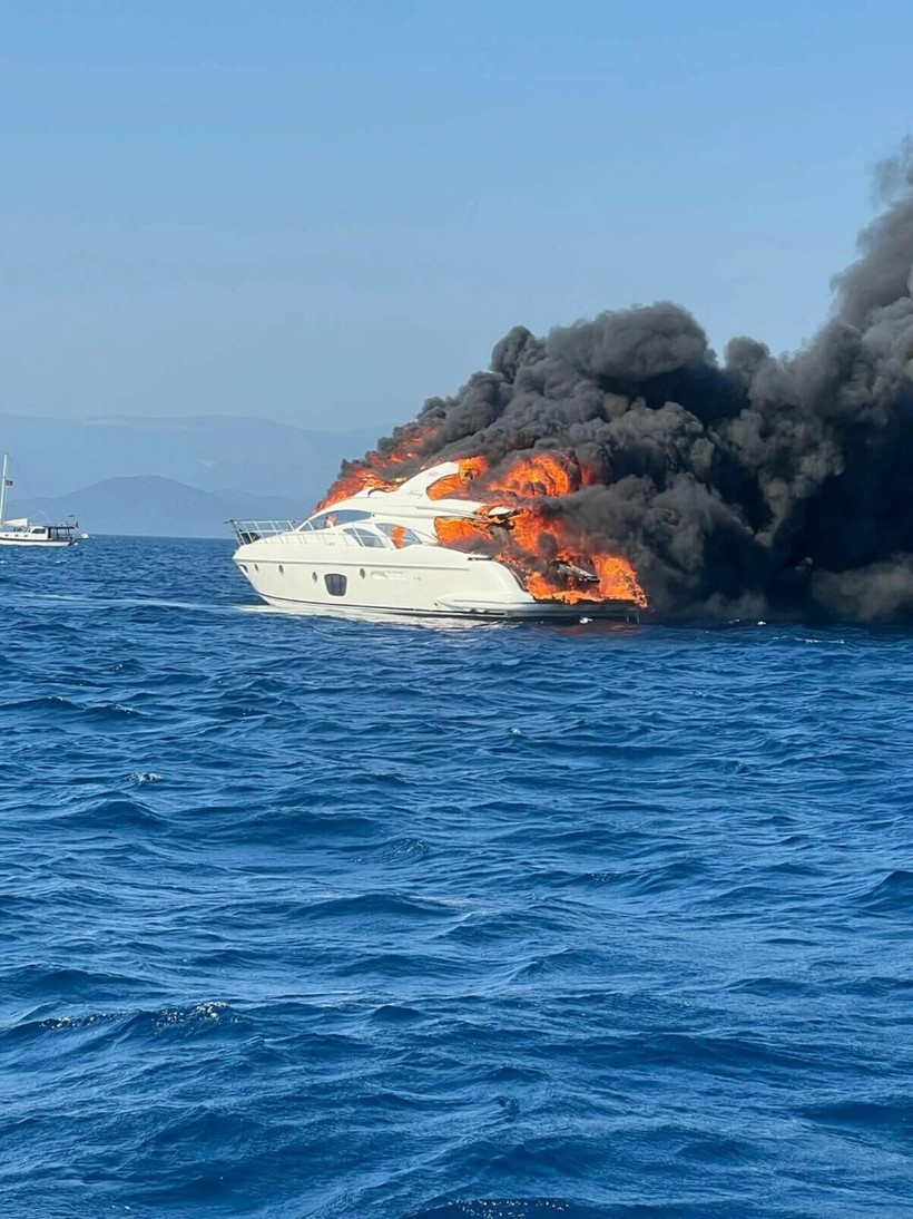 Holding patronu ve eşi alevlerin ortasında: Lüks yat Bodrum’da kül oldu - Resim : 1