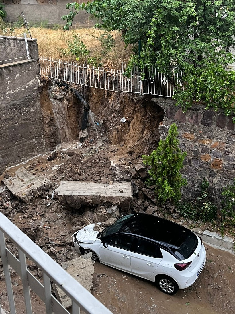 Ankara'da sağanak: Yollar göle döndü - Resim : 3