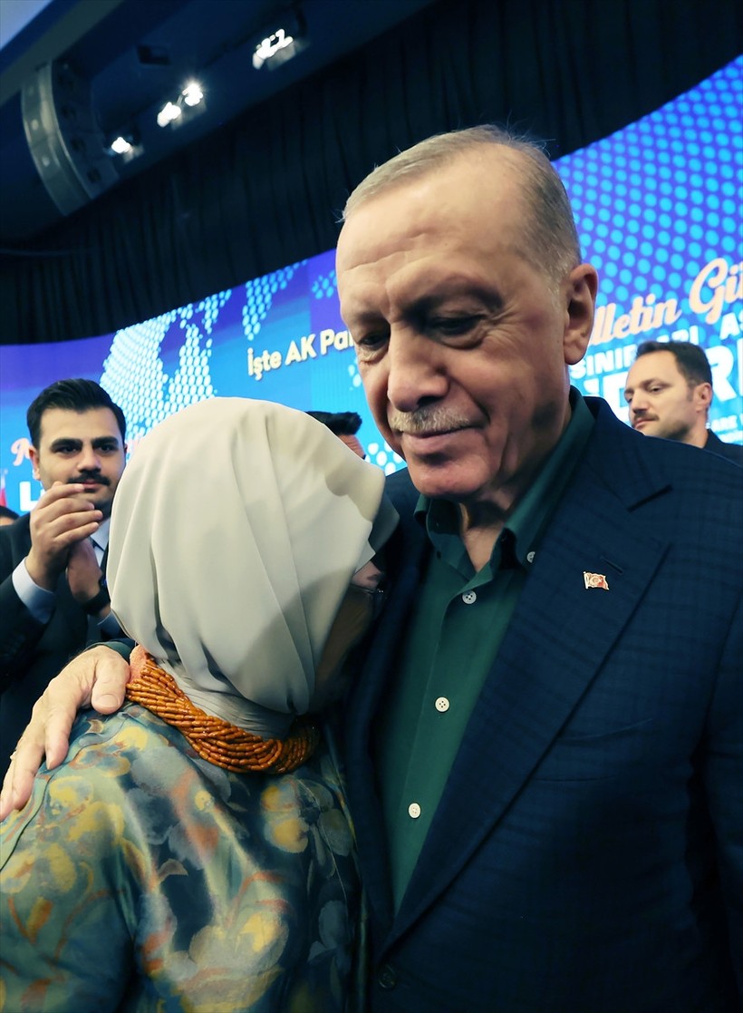 Tarihi konuşmada duygusal anlar: Emine Erdoğan eşine sarılarak ağladı - Resim : 1
