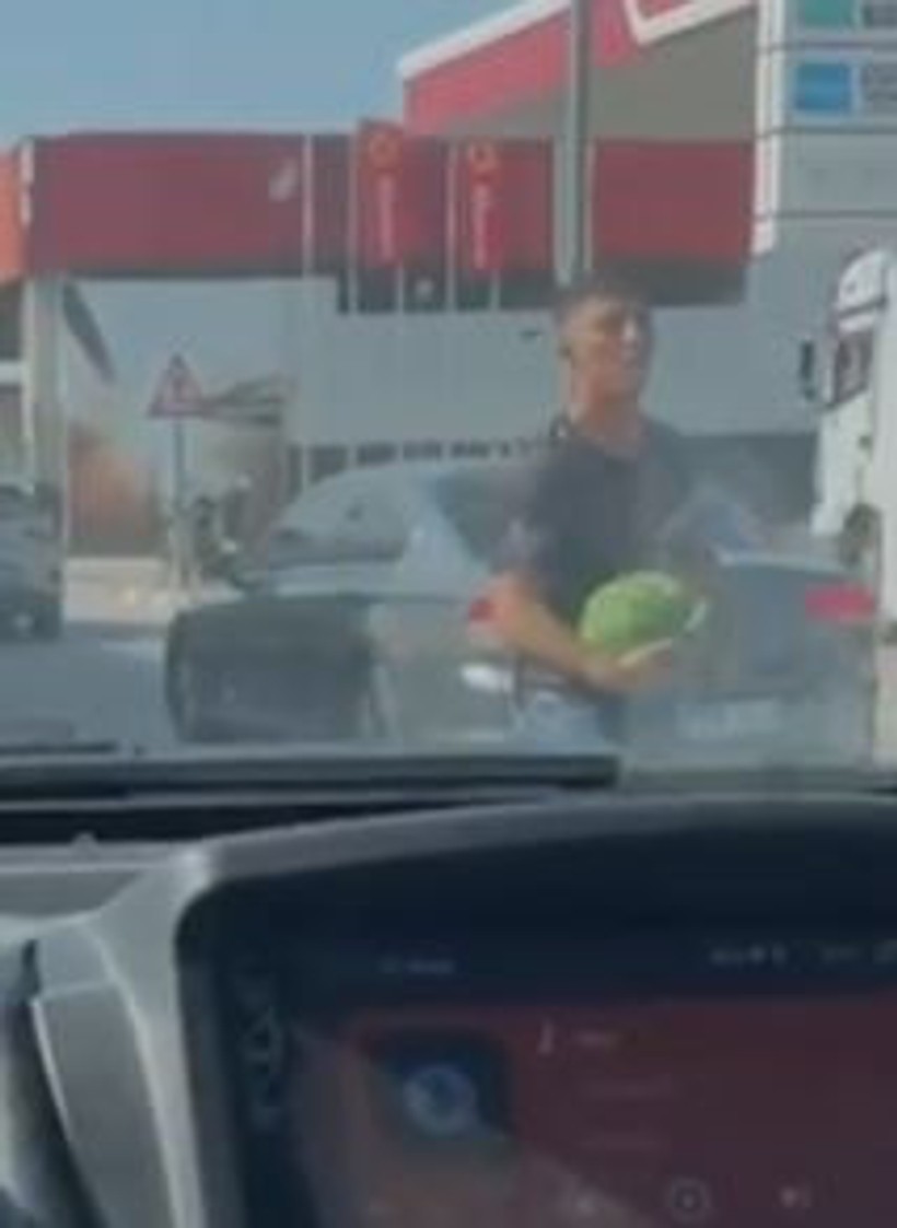 Konum şaşırtmadı: Kırmızı ışıkta duran kamyondan karpuz çaldı - Resim : 2
