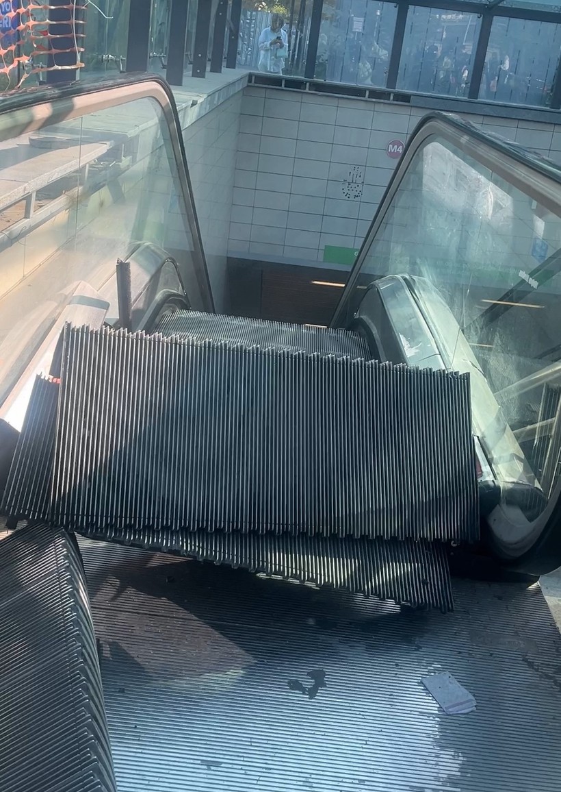 Ünalan Metrosu'nda yürüyen merdiven kırıldı: Yolcular zor anlar yaşadı - Resim : 1