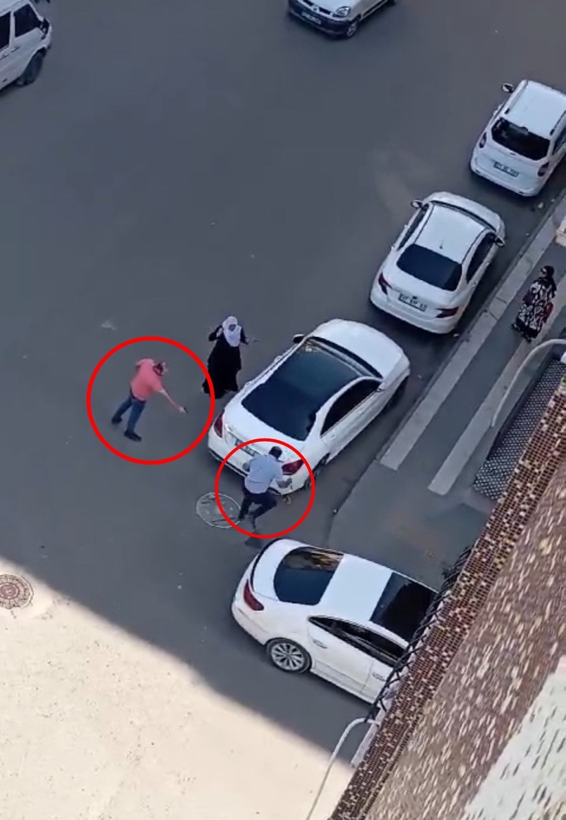 Diyarbakır'da husumetli ailelerin silahlı kavgası: 2 yaralı - Resim : 1