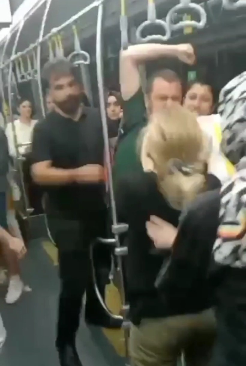 Metrobüste yapılan tekme tokat kavga kameralara yansıdı - Resim : 2