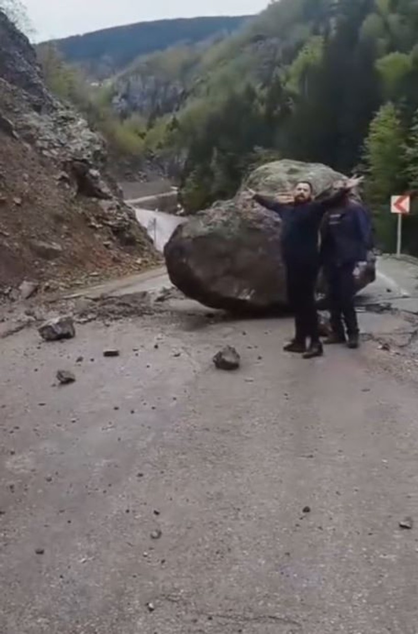 Dev kaya parçası yola düştü, arkadaş grubu son anda kurtuldu - Resim : 1