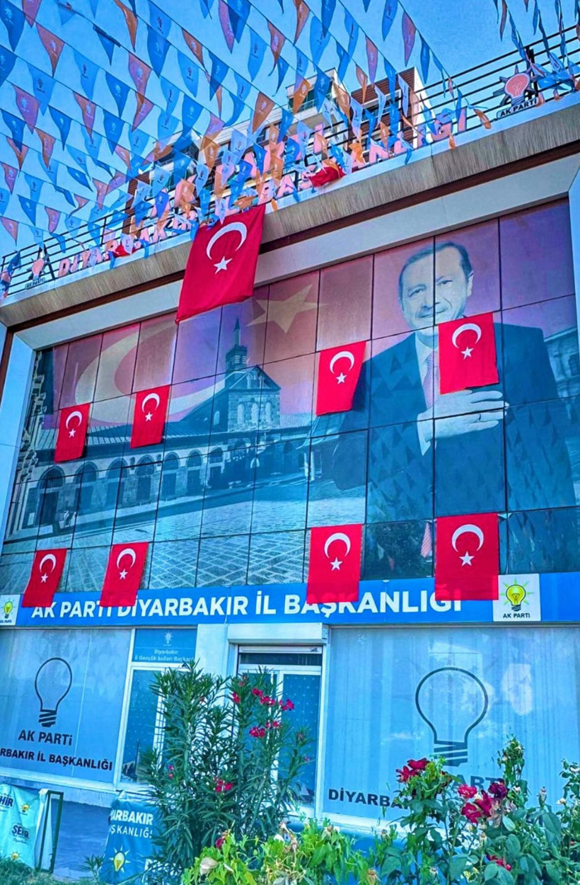 PKK'nın silah bırakmasının ardından Diyarbakır surlarına Türk bayrağı asıldı - Resim : 1