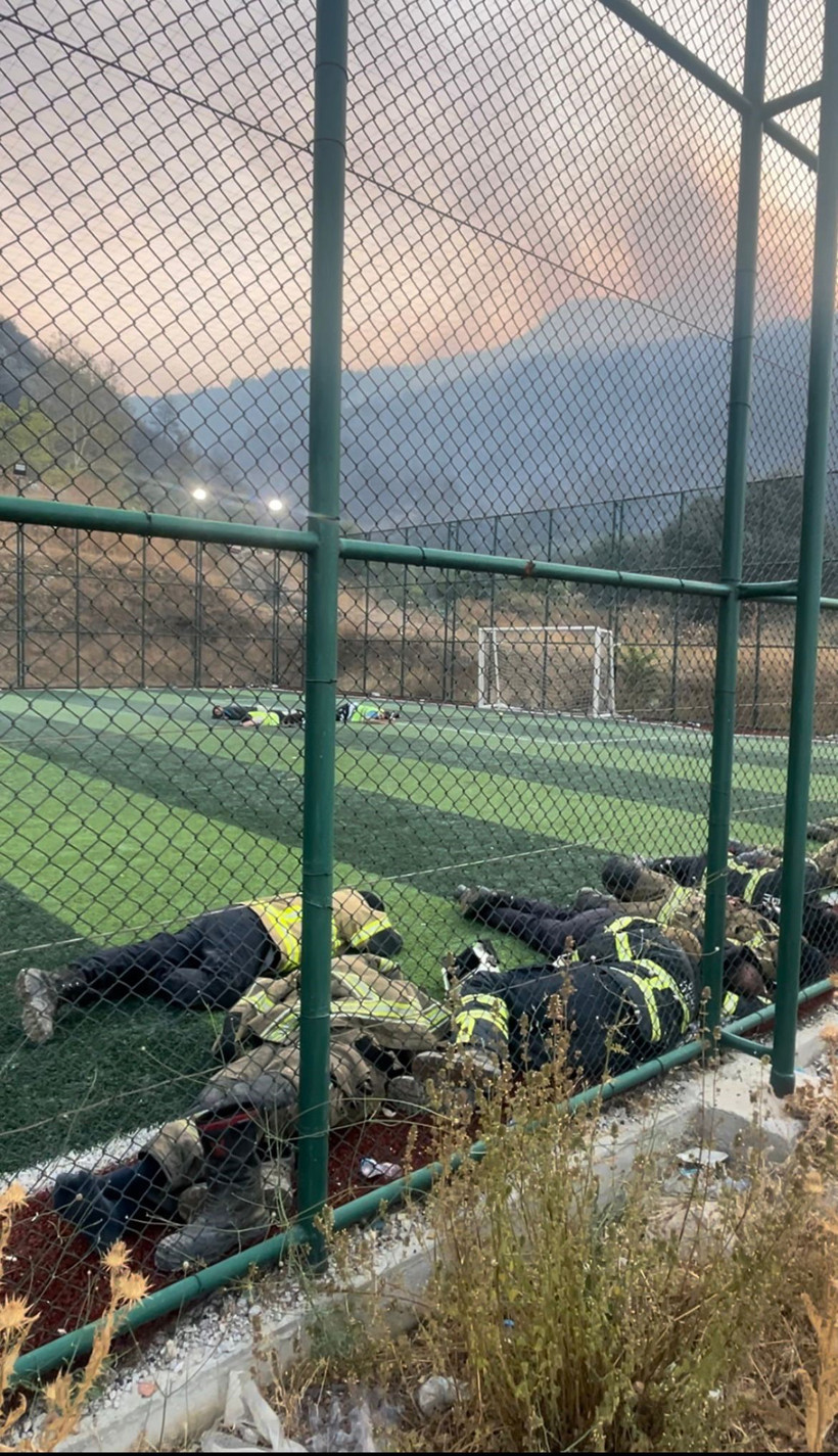 Bursa'da yangınla mücadele eden itfaiye erleri halı sahada uyudu - Resim : 3