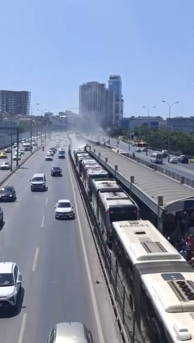 Beylikdüzü’nde metrobüsün motor kısmında çıkan yangın söndürüldü - Resim : 2