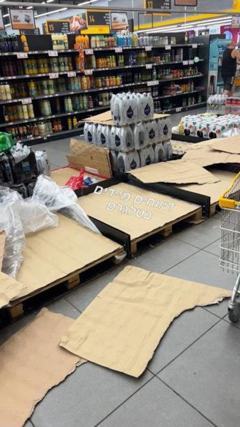 72 saatlik yiyecek ve su stoku yaptılar! İsrail ordusunun uyarısından sonra halk marketlere akın etti - Resim : 1